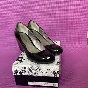 Black closed toed wedges